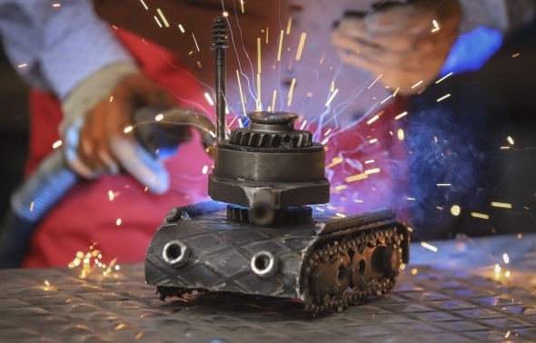 Atık malzemelerden iş makinesi, tank, uçak ve motor maketleri yaptı 1