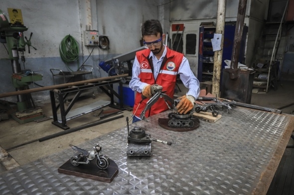 Atık malzemelerden iş makinesi, tank, uçak ve motor maketleri yaptı 10