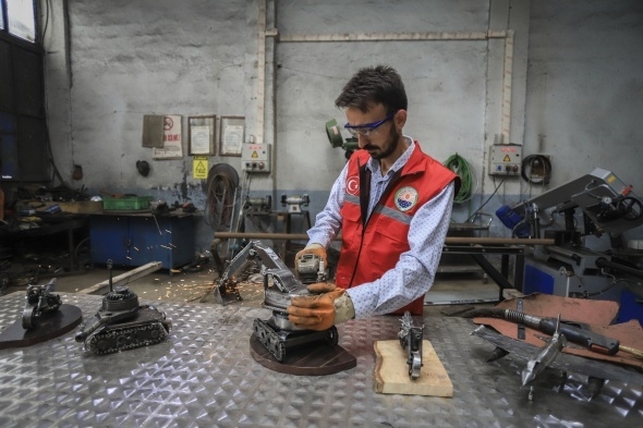 Atık malzemelerden iş makinesi, tank, uçak ve motor maketleri yaptı 11