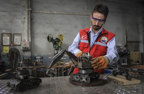 Atık malzemelerden iş makinesi, tank, uçak ve motor maketleri yaptı 12