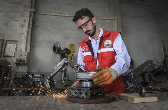 Atık malzemelerden iş makinesi, tank, uçak ve motor maketleri yaptı 13