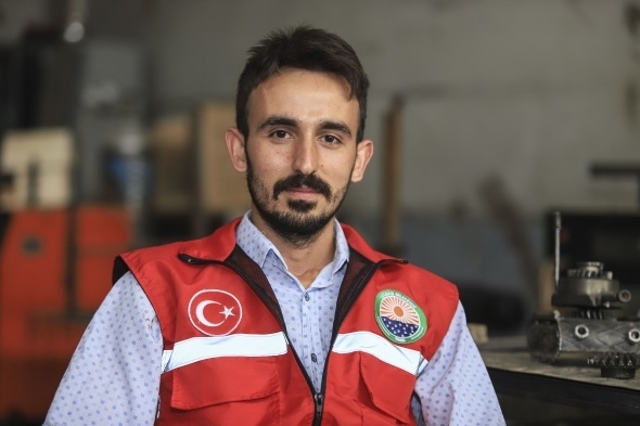 Atık malzemelerden iş makinesi, tank, uçak ve motor maketleri yaptı 14