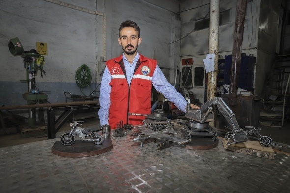 Atık malzemelerden iş makinesi, tank, uçak ve motor maketleri yaptı 15