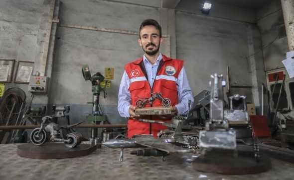 Atık malzemelerden iş makinesi, tank, uçak ve motor maketleri yaptı 2