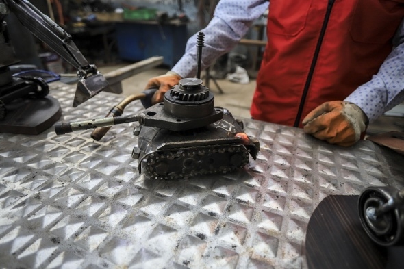 Atık malzemelerden iş makinesi, tank, uçak ve motor maketleri yaptı 3