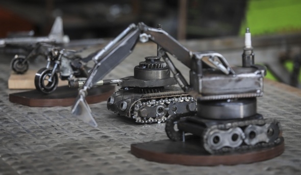 Atık malzemelerden iş makinesi, tank, uçak ve motor maketleri yaptı 4