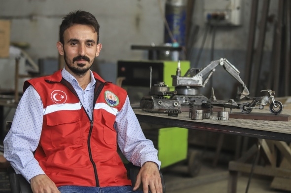 Atık malzemelerden iş makinesi, tank, uçak ve motor maketleri yaptı 5