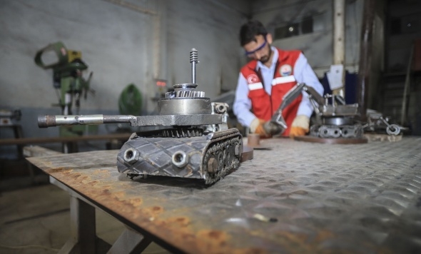 Atık malzemelerden iş makinesi, tank, uçak ve motor maketleri yaptı 7