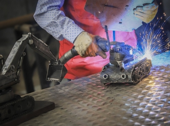 Atık malzemelerden iş makinesi, tank, uçak ve motor maketleri yaptı 8