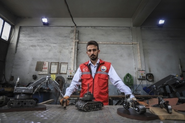 Atık malzemelerden iş makinesi, tank, uçak ve motor maketleri yaptı 9