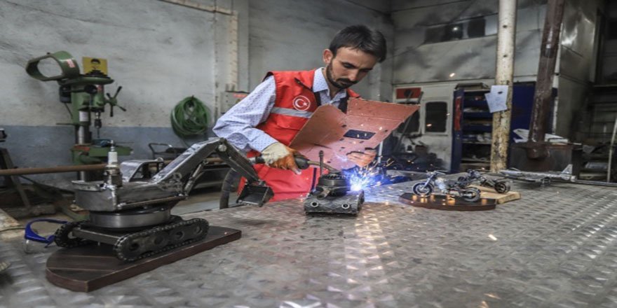 Atık malzemelerden iş makinesi, tank, uçak ve motor maketleri yaptı