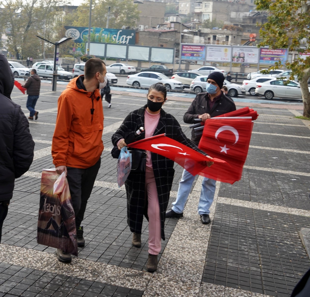 Kahramanmaraş'ta 10 bin Türk Bayrağı dağıtıldı 10