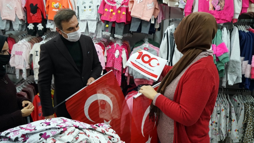 Kahramanmaraş'ta 10 bin Türk Bayrağı dağıtıldı 6