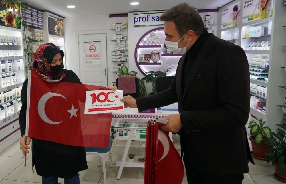 Kahramanmaraş'ta 10 bin Türk Bayrağı dağıtıldı 8