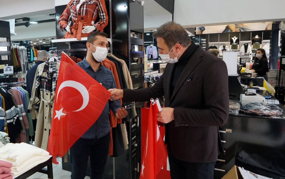 Kahramanmaraş'ta 10 bin Türk Bayrağı dağıtıldı 9