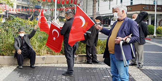 Kahramanmaraş'ta 10 bin Türk Bayrağı dağıtıldı