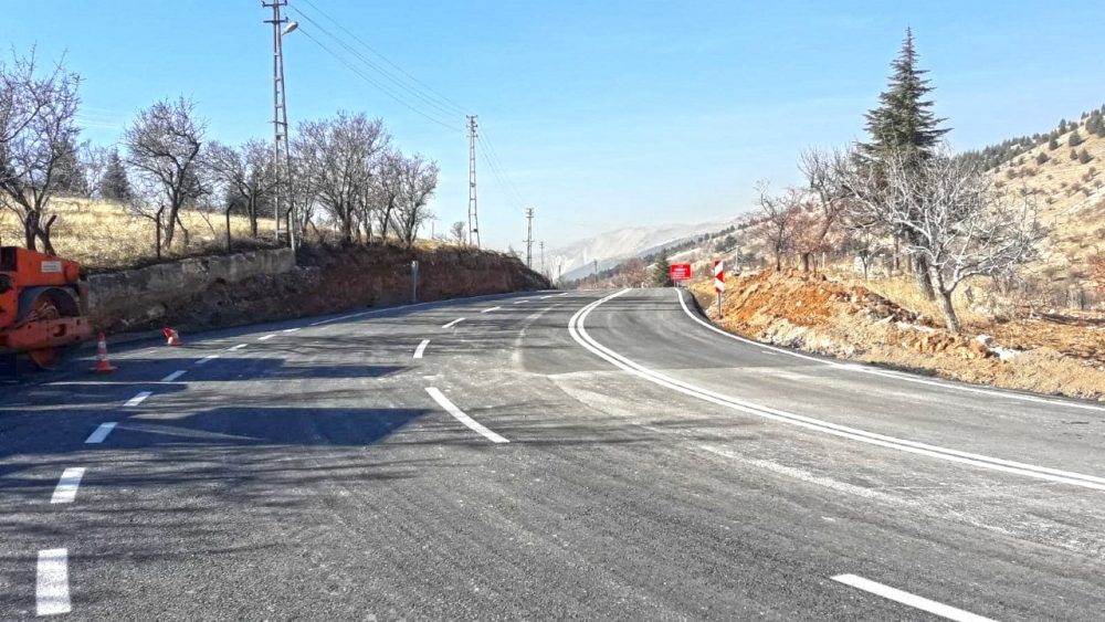 Kahramanmaraş'ta Yalnız Ardıç mevkiinde yol genişledi 1
