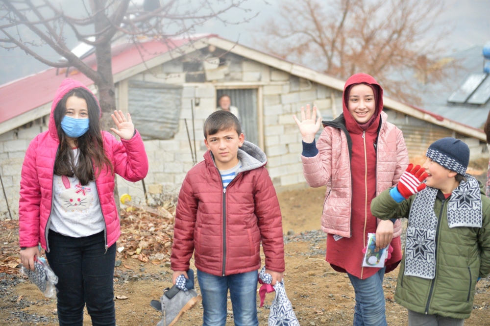 Kahramanmaraş'ta yeni yılda ihtiyaç sahibi çocukları sevindirdiler 4