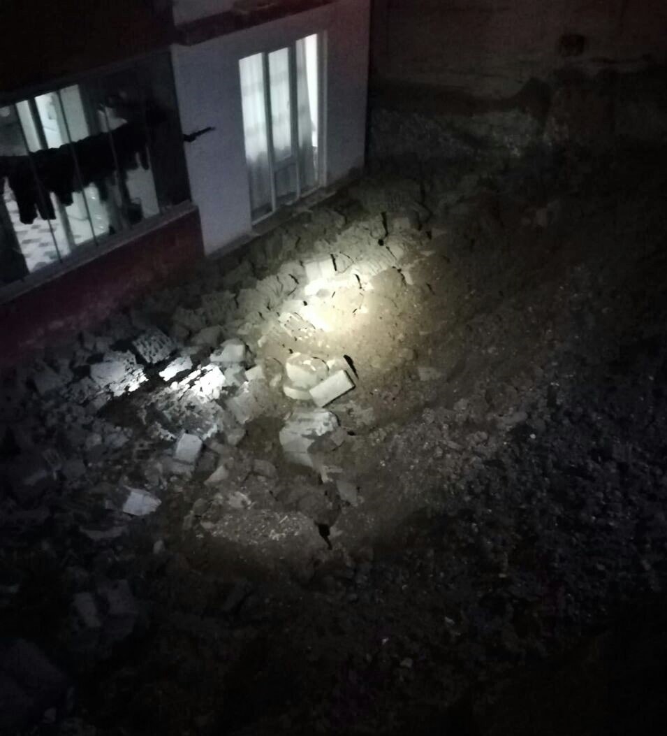 Kahramanmaraş’ta apartmanın istinat duvarı çöktü 1