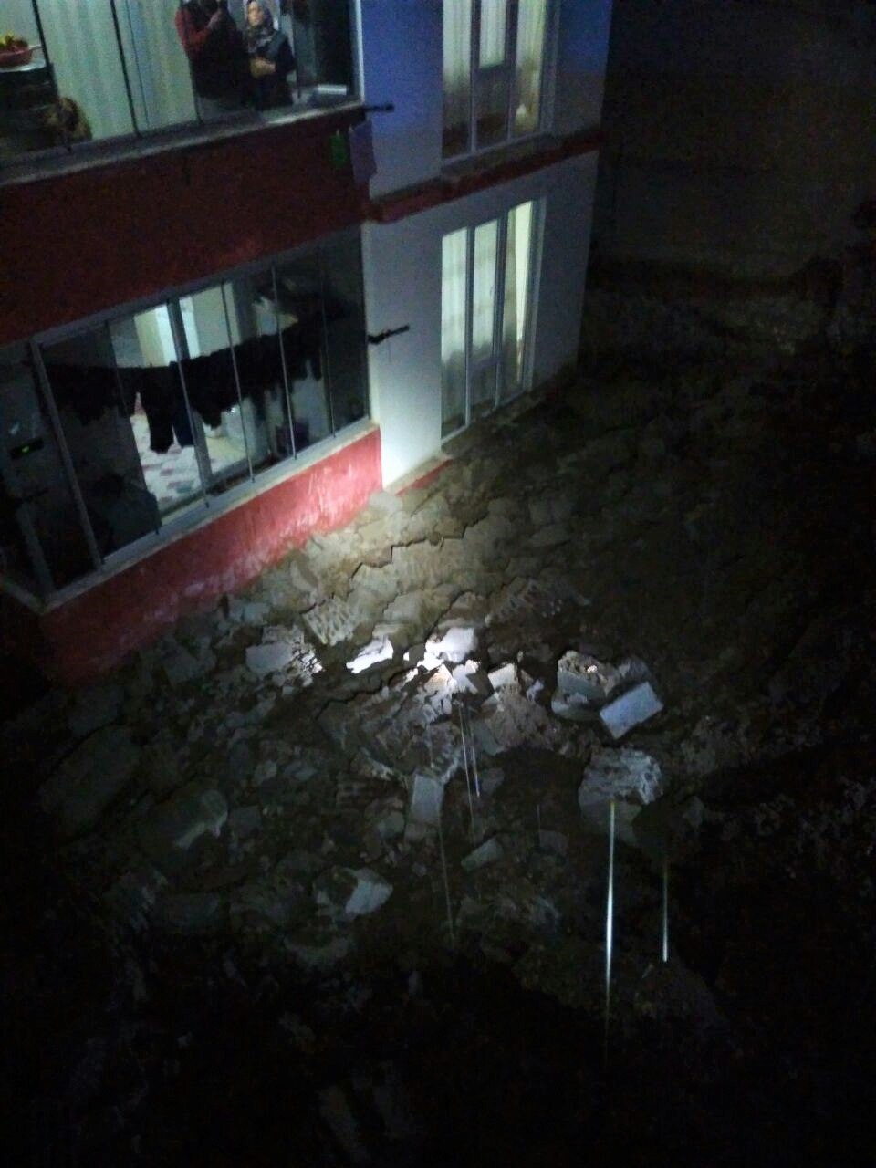 Kahramanmaraş’ta apartmanın istinat duvarı çöktü 3