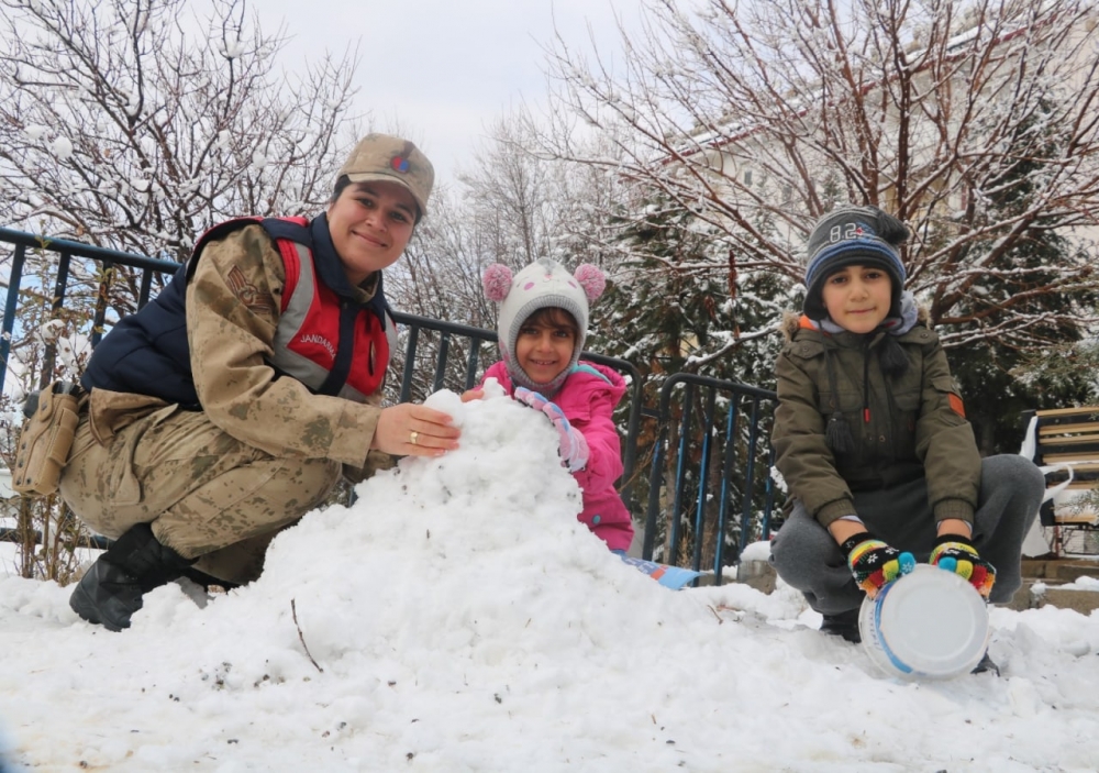 Kahramanmaraş'ta jandarma çocuklarla kartopu oynadı 1
