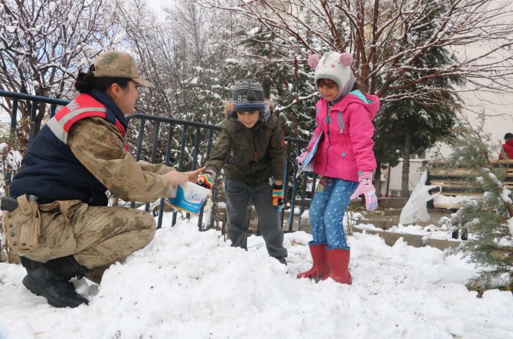 Kahramanmaraş'ta jandarma çocuklarla kartopu oynadı 2