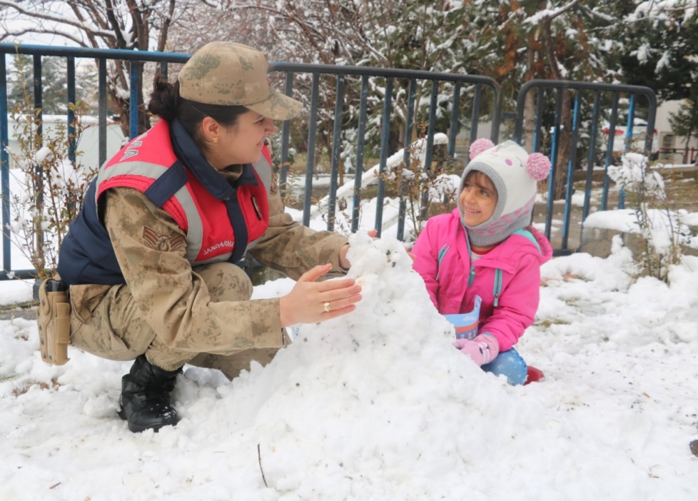Kahramanmaraş'ta jandarma çocuklarla kartopu oynadı 3