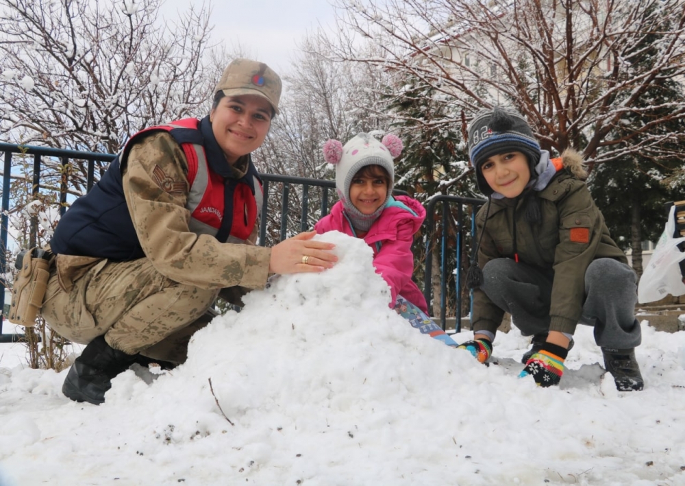 Kahramanmaraş'ta jandarma çocuklarla kartopu oynadı 4