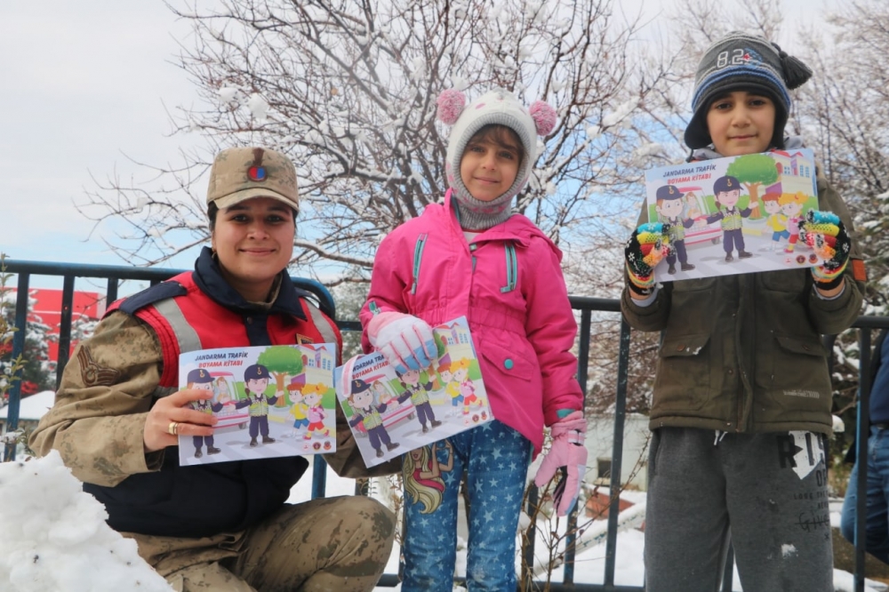 Kahramanmaraş'ta jandarma çocuklarla kartopu oynadı 6