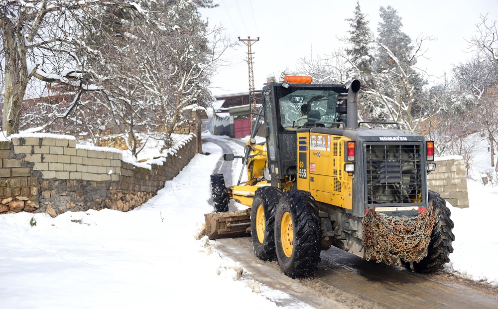 Kahramanmaraş’ın Dulkadiroğlu ilçesinde karla mücadele çalışmaları 1