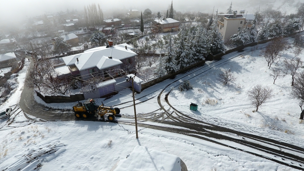 Kahramanmaraş’ın Dulkadiroğlu ilçesinde karla mücadele çalışmaları 3