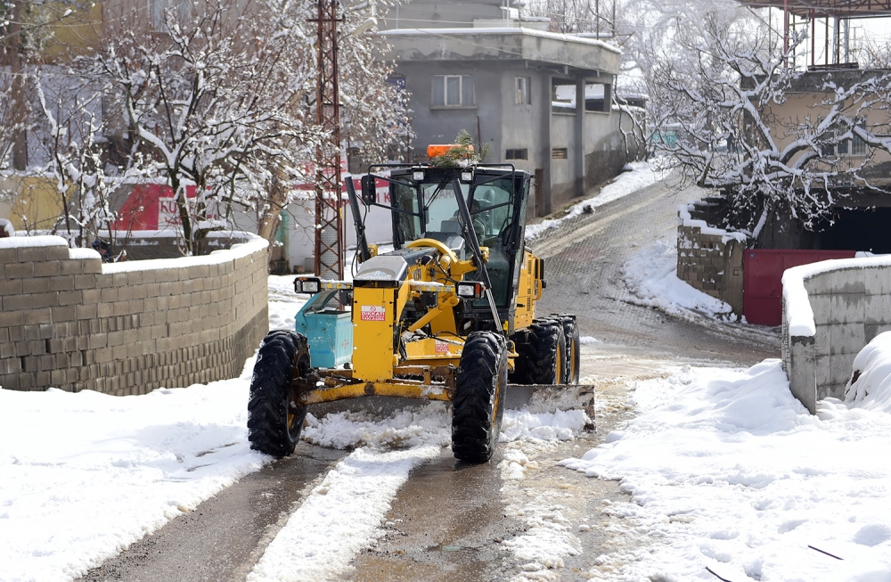 Kahramanmaraş’ın Dulkadiroğlu ilçesinde karla mücadele çalışmaları 4