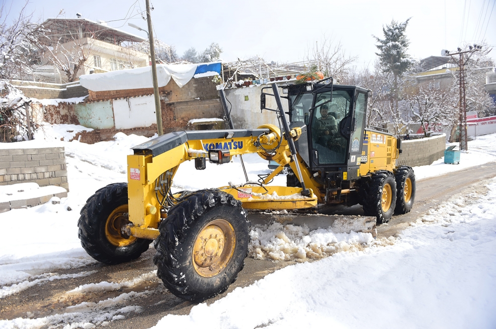 Kahramanmaraş’ın Dulkadiroğlu ilçesinde karla mücadele çalışmaları 5