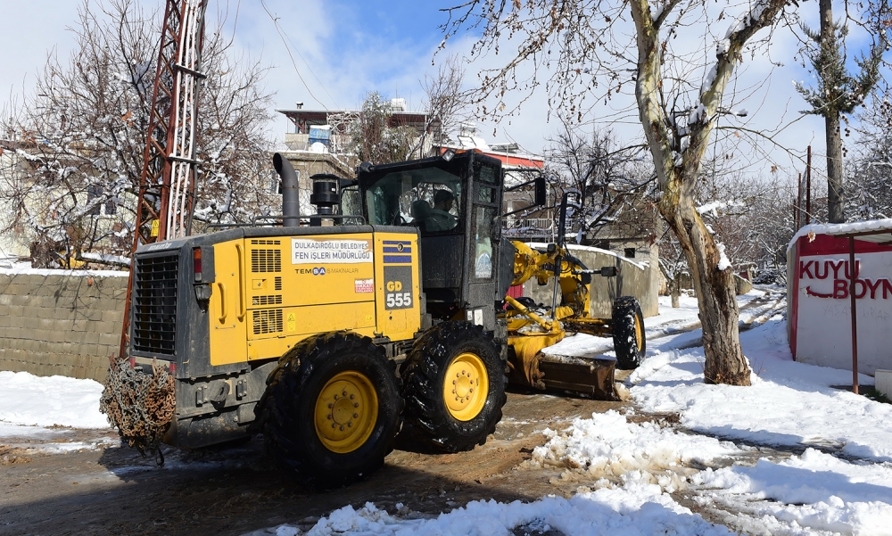 Kahramanmaraş’ın Dulkadiroğlu ilçesinde karla mücadele çalışmaları 6