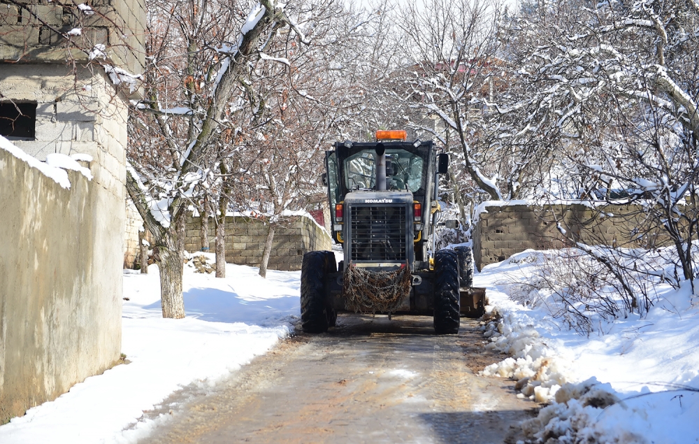 Kahramanmaraş’ın Dulkadiroğlu ilçesinde karla mücadele çalışmaları 7