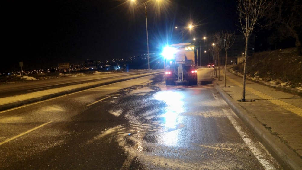 Kahramanmaraş'ta buzlanma tehlikesine karşı tuzlama 2