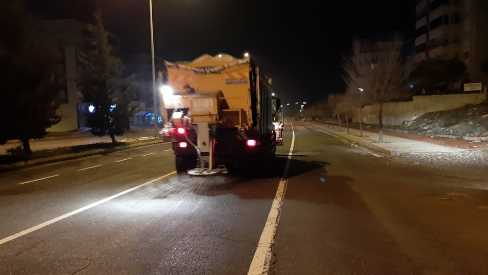 Kahramanmaraş'ta buzlanma tehlikesine karşı tuzlama 6