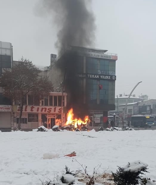 Kahramanmaraş’ta ticari araç alev topuna döndü 1