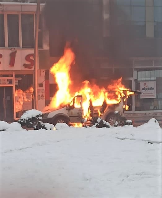 Kahramanmaraş’ta ticari araç alev topuna döndü 2