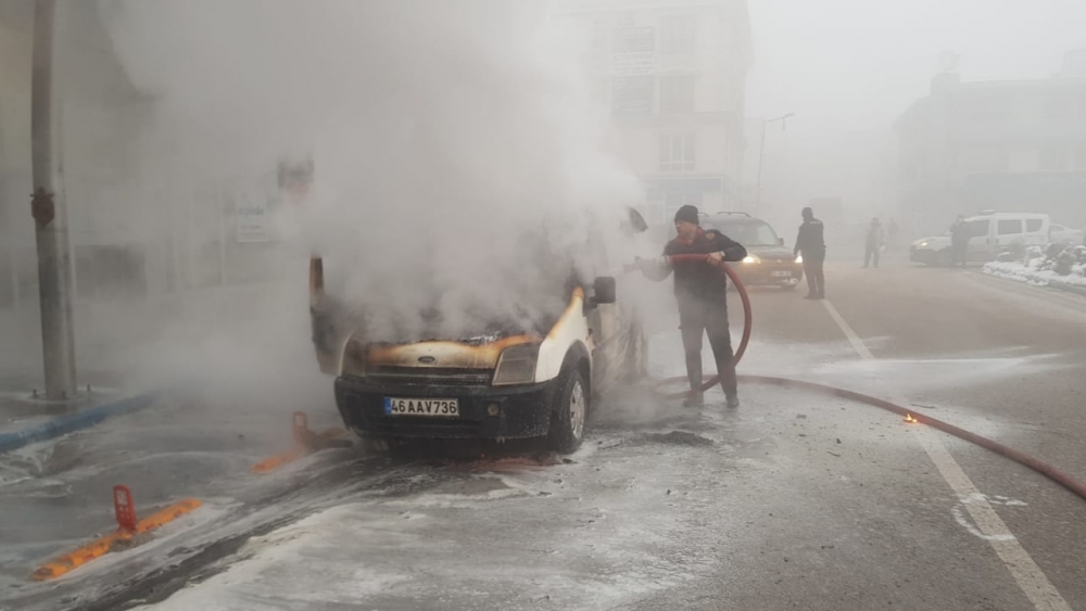 Kahramanmaraş’ta ticari araç alev topuna döndü 3