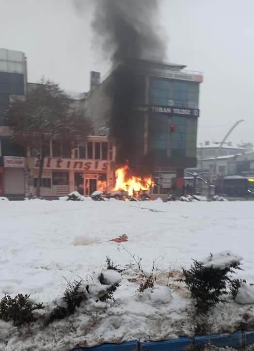 Kahramanmaraş’ta ticari araç alev topuna döndü 4