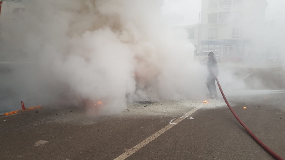 Kahramanmaraş’ta ticari araç alev topuna döndü 6