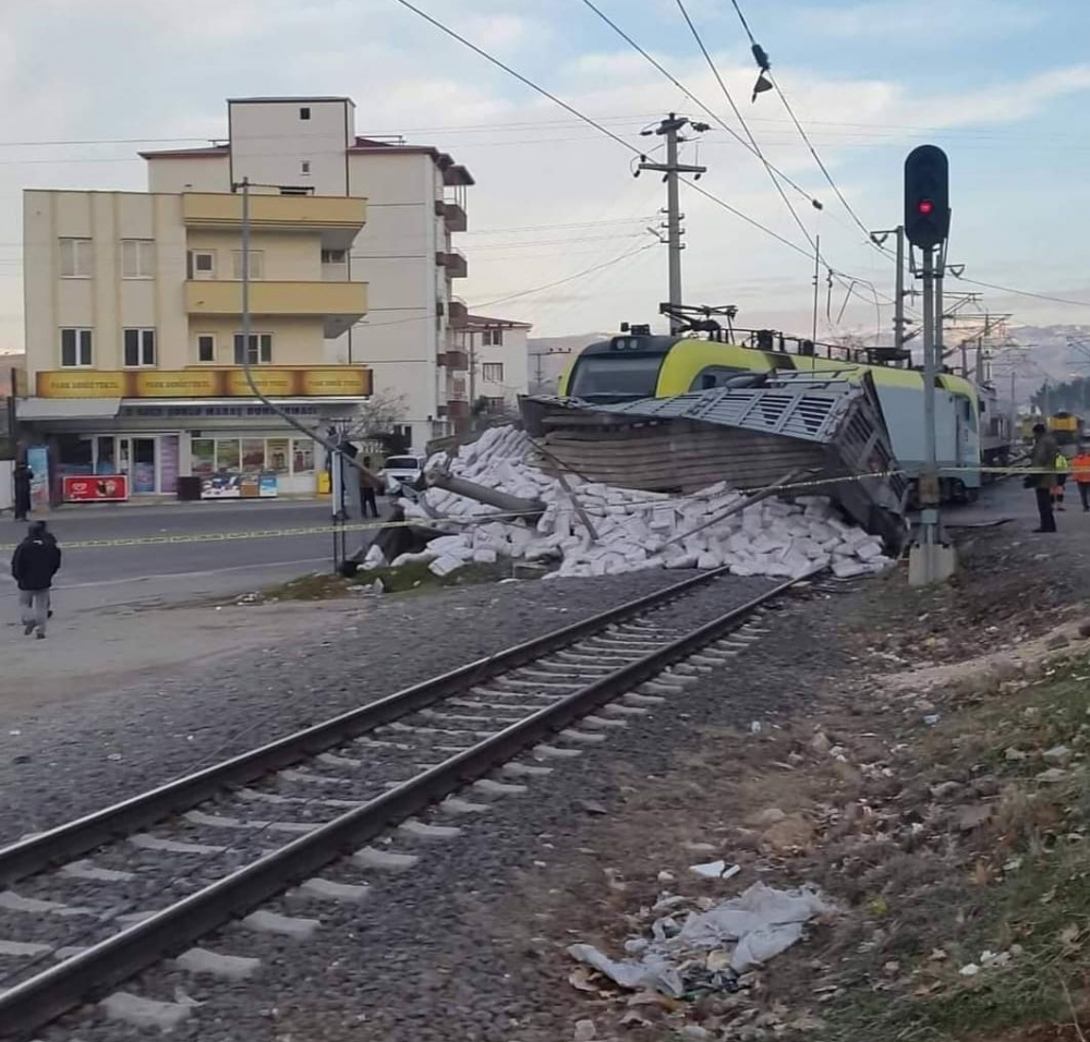 Kahramanmaraş’ta yük treni tırı biçti: 2 yaralı 1