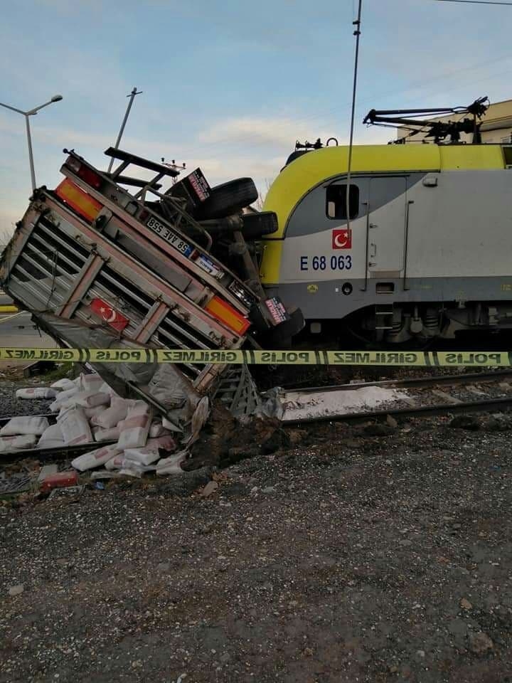 Kahramanmaraş’ta yük treni tırı biçti: 2 yaralı 2