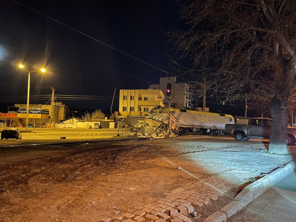 Kahramanmaraş’ta yük treni tırı biçti: 2 yaralı 3