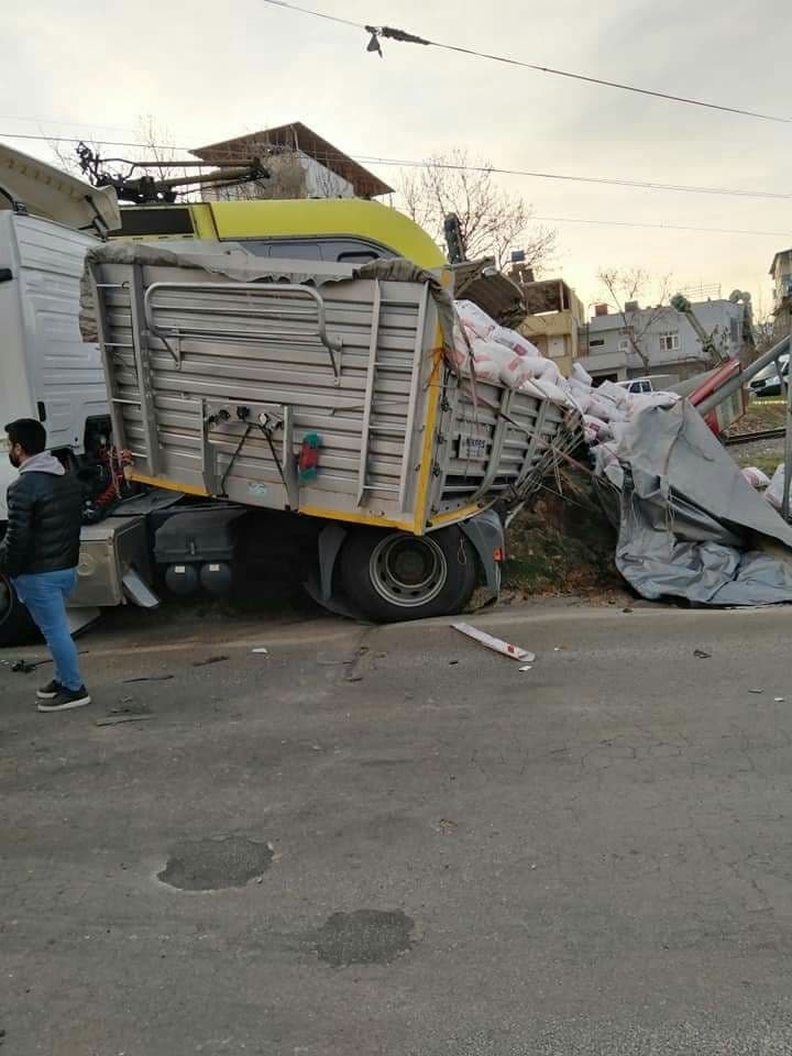 Kahramanmaraş’ta yük treni tırı biçti: 2 yaralı 4