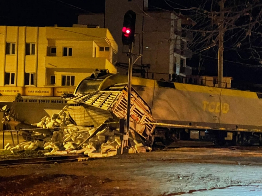 Kahramanmaraş’ta yük treni tırı biçti: 2 yaralı 5