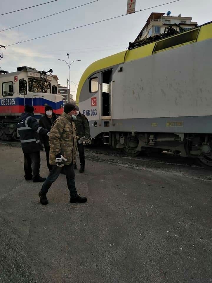 Kahramanmaraş’ta yük treni tırı biçti: 2 yaralı 6