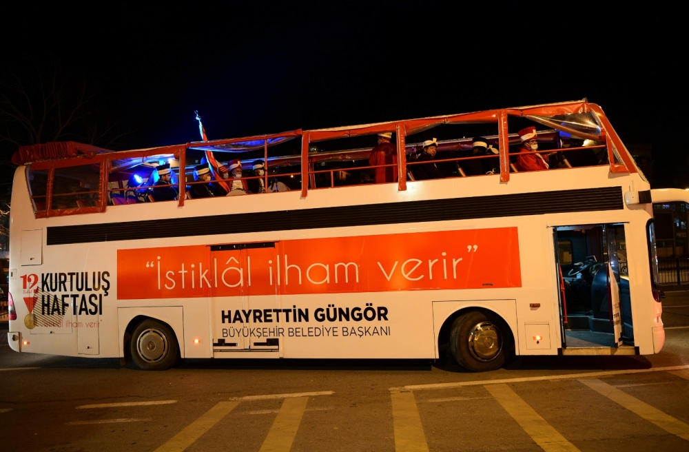 Kahramanların isimleri kaleye yansıtıldı 11