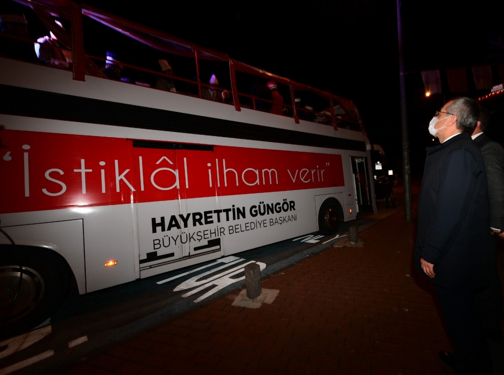 Kahramanların isimleri kaleye yansıtıldı 15